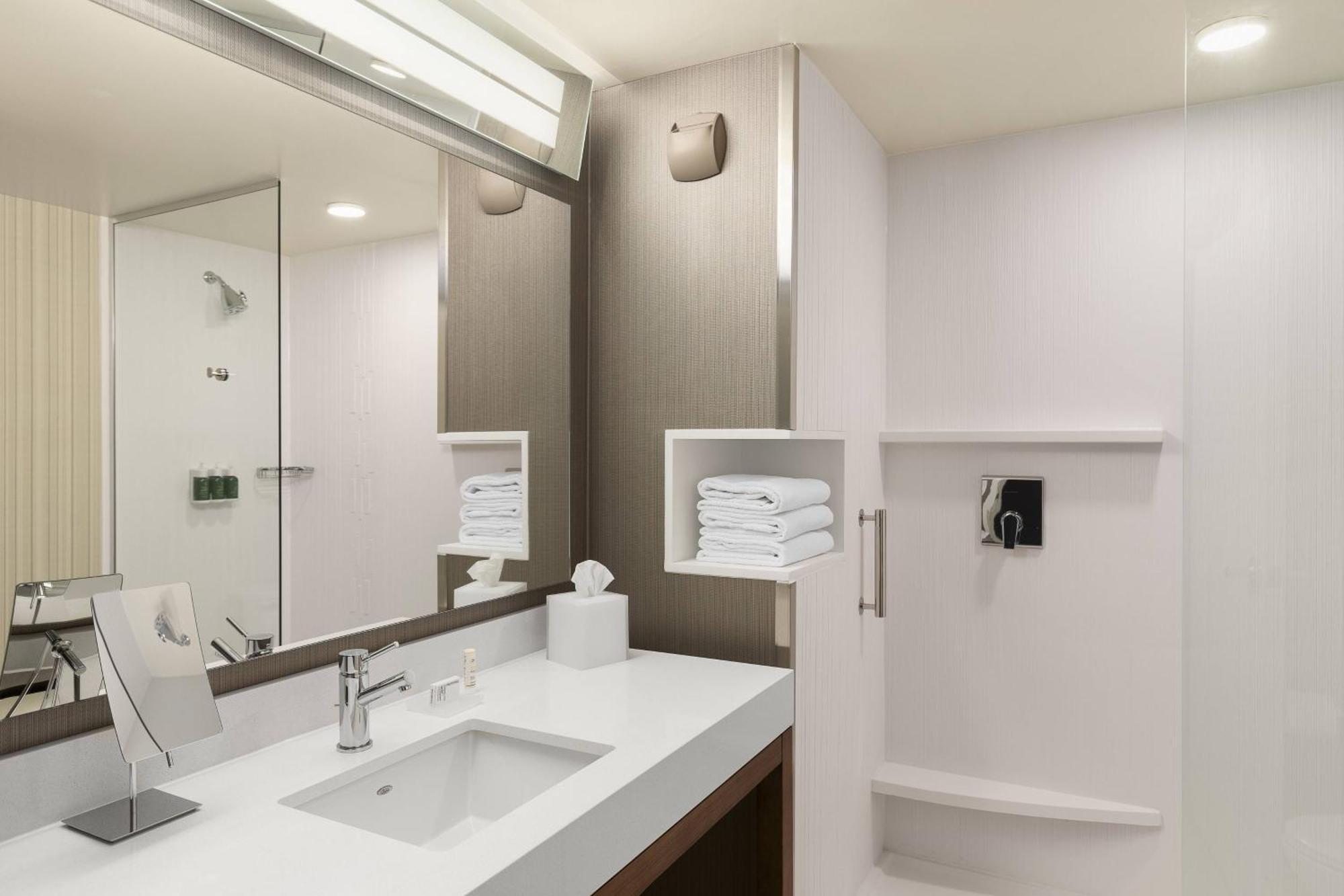 Courtyard By Marriott Seattle Northgate Hotel Buitenkant foto